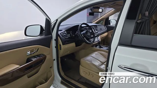 Kia Carnival — фото 10