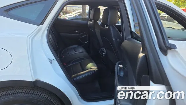 Jaguar E-PACE — фото 11