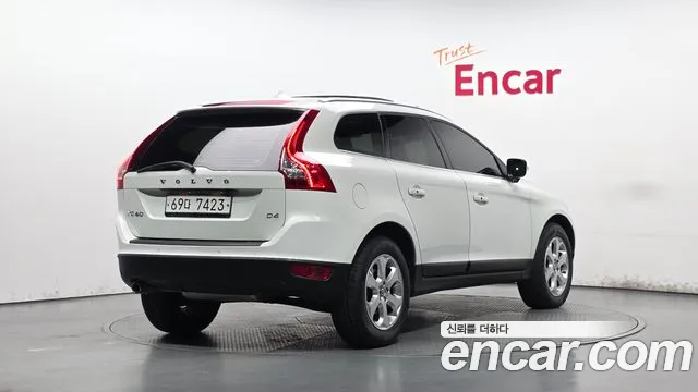 Volvo XC60 — фото 1