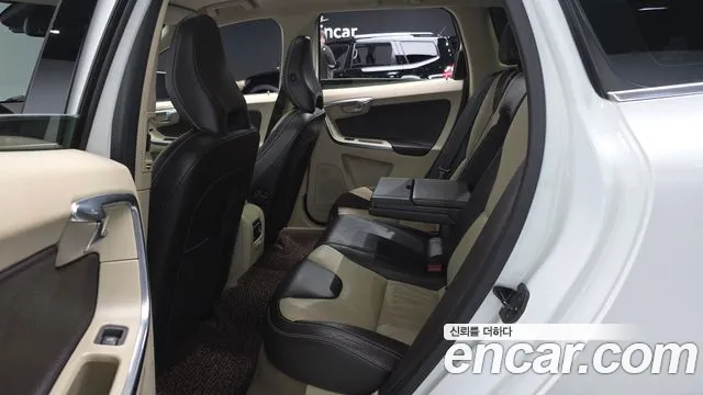 Volvo XC60 — фото 10