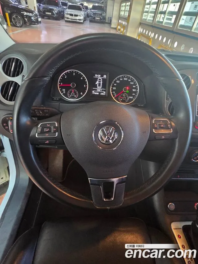 Volkswagen Tiguan — фото 12