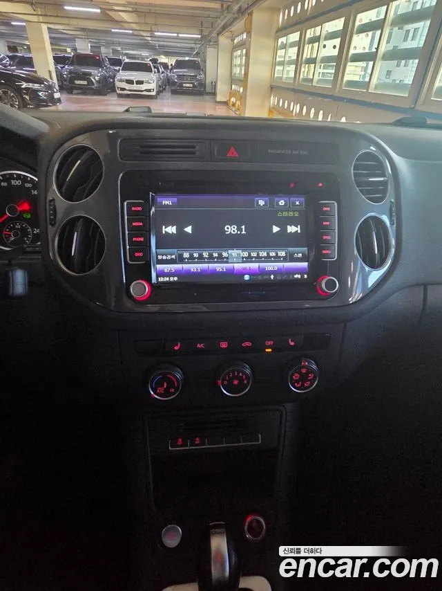Volkswagen Tiguan — фото 14