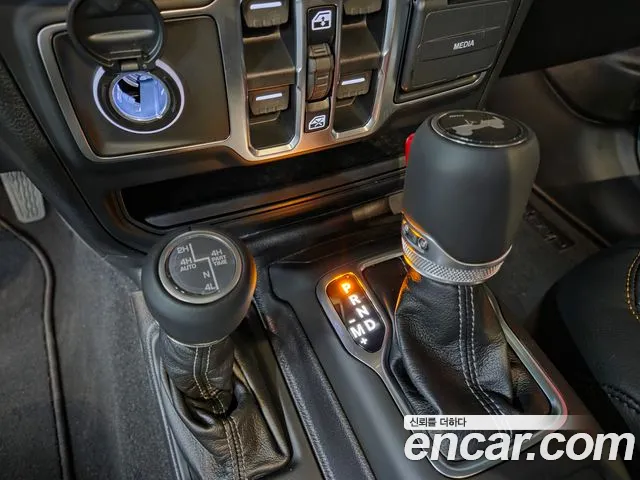 Jeep Wrangler — фото 11