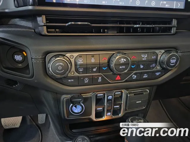Jeep Wrangler — фото 15