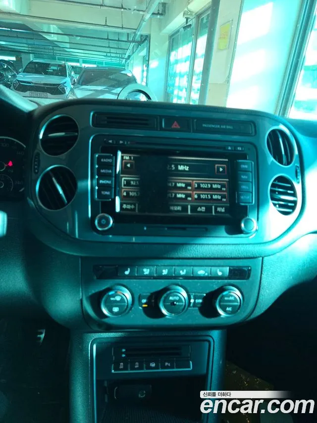 Volkswagen Tiguan — фото 14