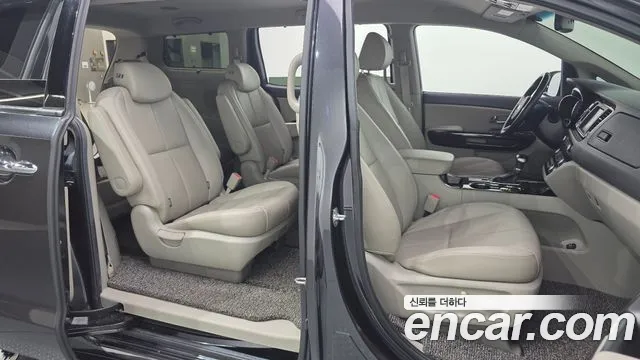 Kia Carnival — фото 11