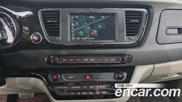 Kia Carnival — фото 12
