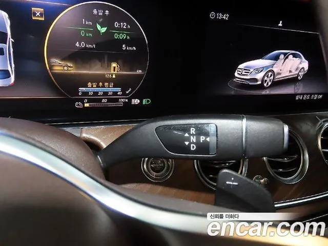 Mercedes-Benz E-Class — фото 12