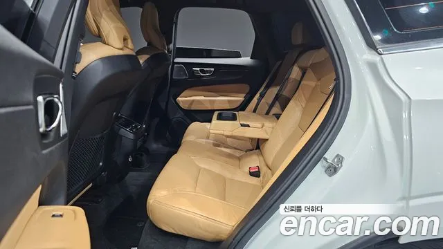 Volvo XC60 — фото 11