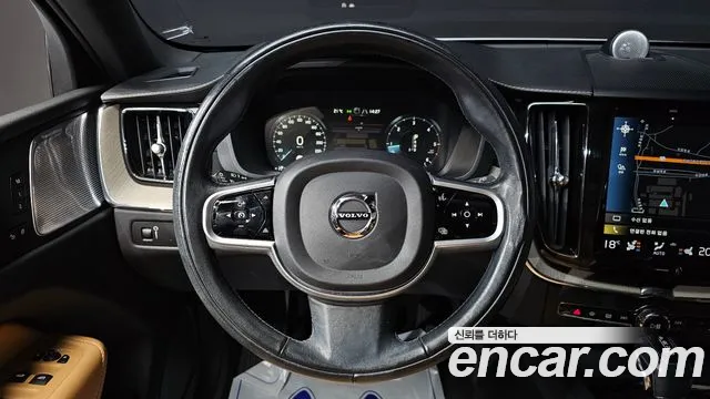 Volvo XC60 — фото 14