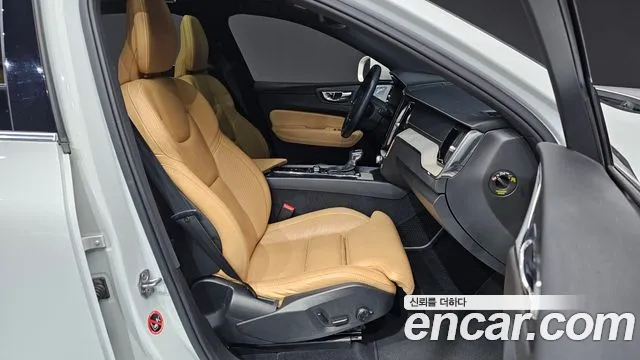 Volvo XC60 — фото 26