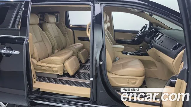 Kia Carnival — фото 18