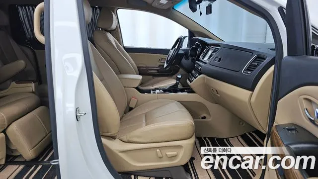 Kia Carnival — фото 11