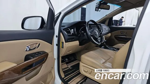 Kia Carnival — фото 10