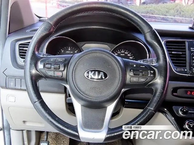 Kia Carnival — фото 10