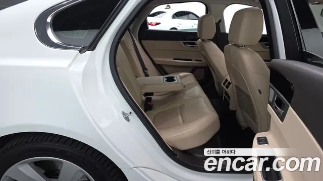 Jaguar XF — фото 11