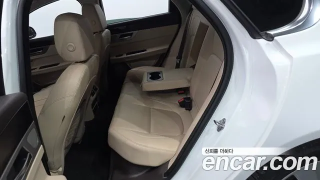 Jaguar XF — фото 12