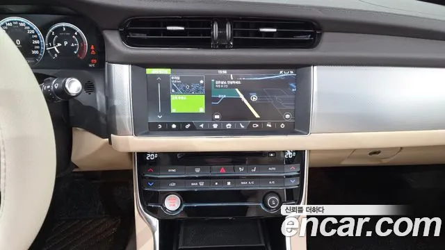 Jaguar XF — фото 13