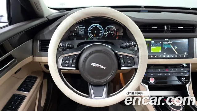 Jaguar XF — фото 15