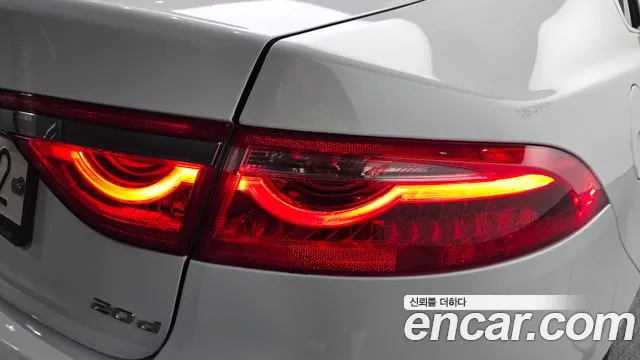 Jaguar XF — фото 23