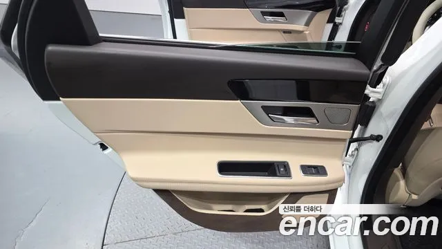 Jaguar XF — фото 25
