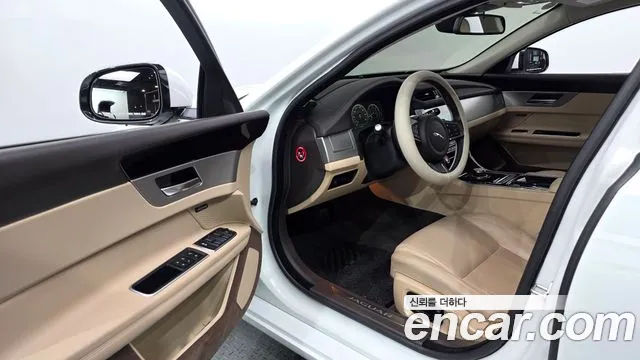 Jaguar XF — фото 10