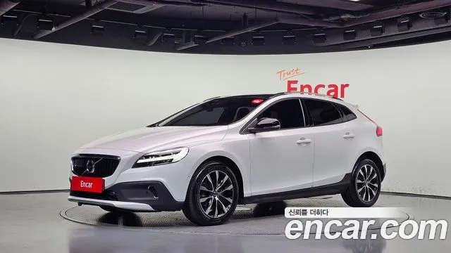 Volvo V40 — фото 1