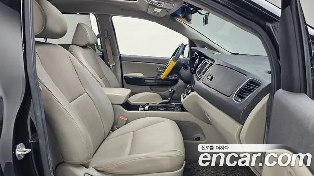 Kia Carnival — фото 11