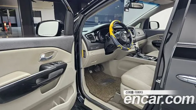 Kia Carnival — фото 10