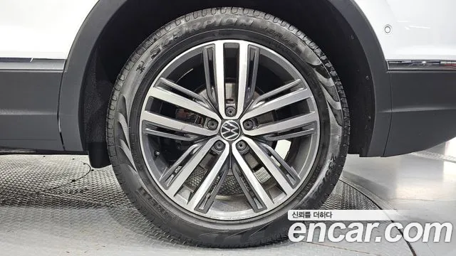 Volkswagen Tiguan — фото 21