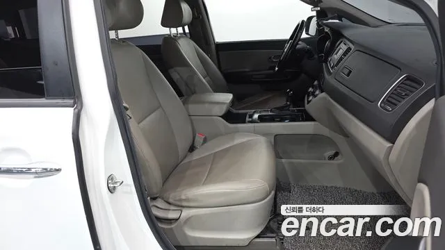 Kia Carnival — фото 11