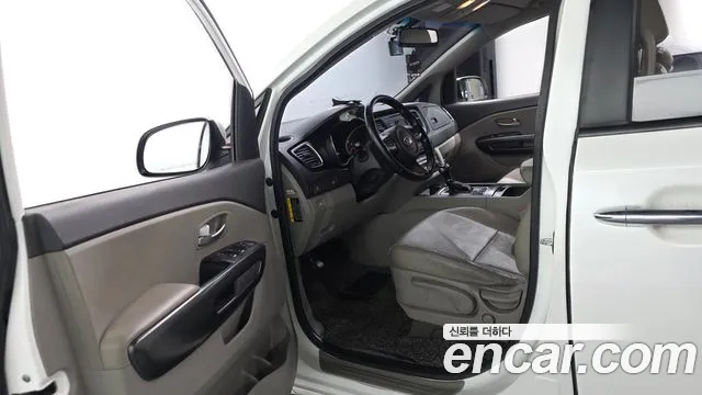 Kia Carnival — фото 10