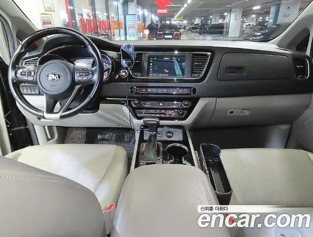 Kia Carnival — фото 10