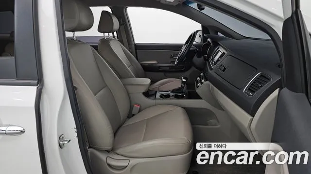 Kia Carnival — фото 11