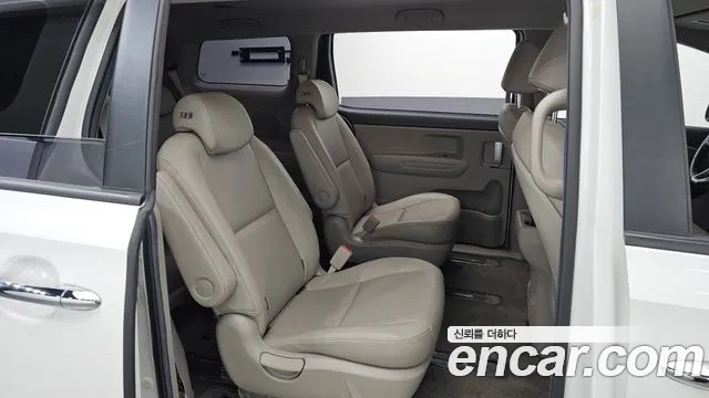 Kia Carnival — фото 12