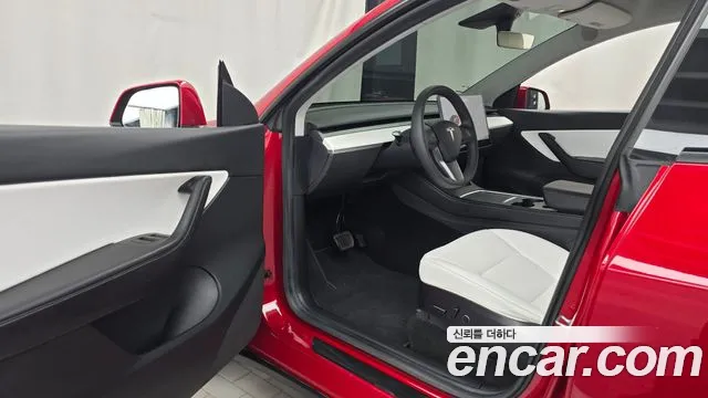 Tesla Model Y — фото 10