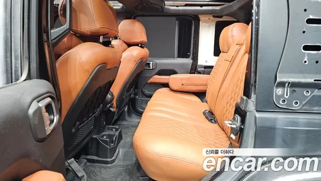 Jeep Wrangler — фото 12