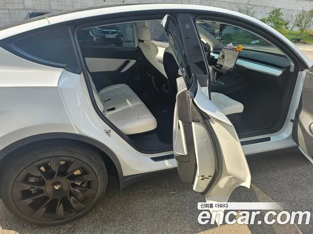 Tesla Model Y — фото 13