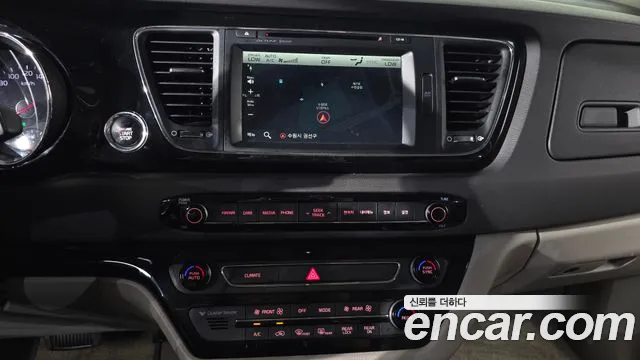Kia Carnival — фото 14