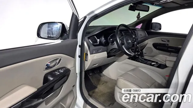 Kia Carnival — фото 10