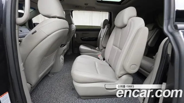 Kia Carnival — фото 12