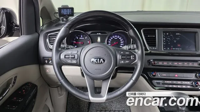 Kia Carnival — фото 14