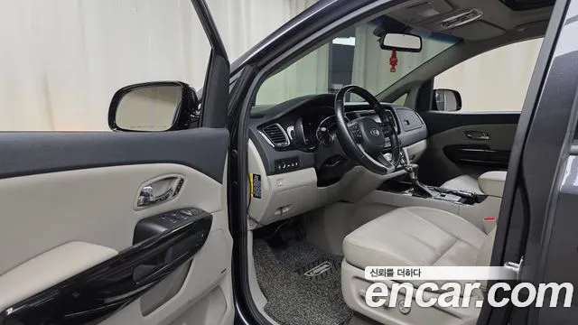Kia Carnival — фото 10