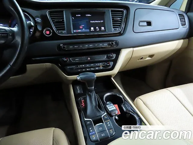 Kia Carnival — фото 9