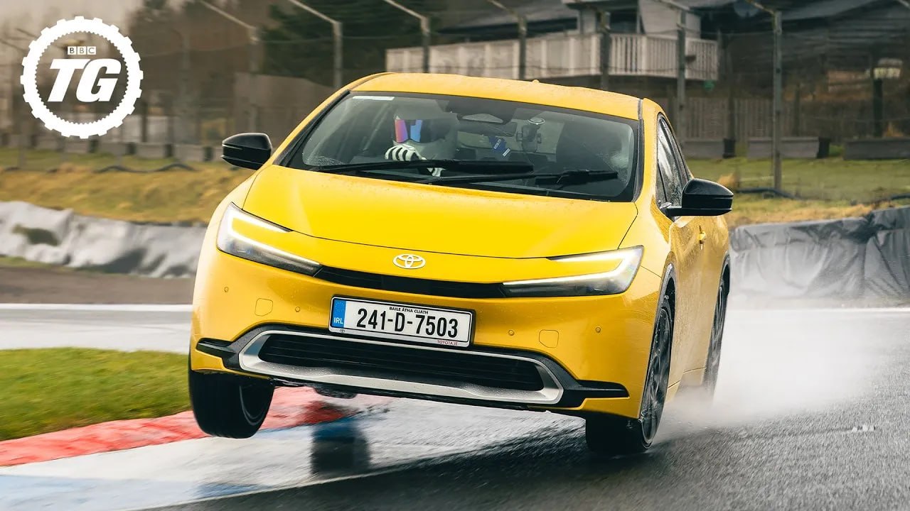 Toyota Prius: машина, над которой смеялись, а потом молча пошли покупать