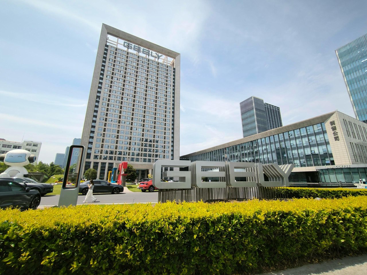 GEELY МЕНЯЕТ ДИРЕКТОРА — И СРАЗУ ЗАМАХИВАЕТСЯ НА ЗАВОДЫ VOLVO
